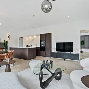 Elegant 2br With Balcony In Heart Of Apartment